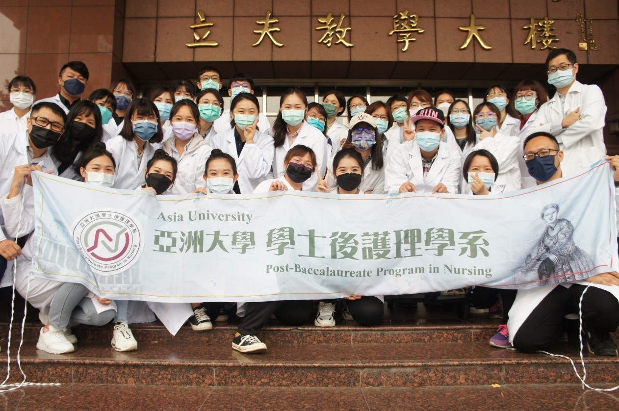 图为亚大后护系师资阵容坚强，首届毕业生护理师通过率高。
