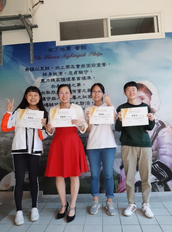 图说：护理系老导老师李丽君（左二）与得奖学生张祖儿（左一）、黄钰珊（左三）、赖慈旻（左四）等人合影。