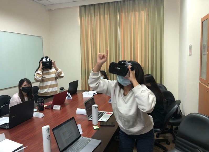 圖說：護理學系學生於BPL分組課程中觀看精神衛生VR第一幕影片