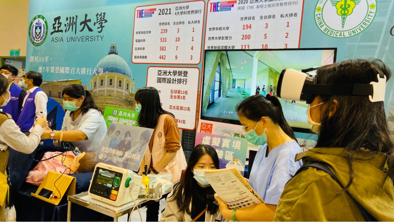 图说：亚洲大学防治失智照护机器人Temi，在大博会与考生互动，由护理学院院长吴桦姗解说，这是AI教学跨域运用成果。