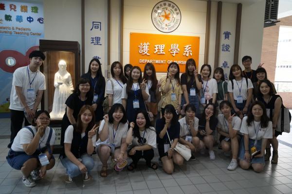 圖說：韓國仁荷大學護理系師生暑期到亞洲大學學術交流，與本學系學生共學。