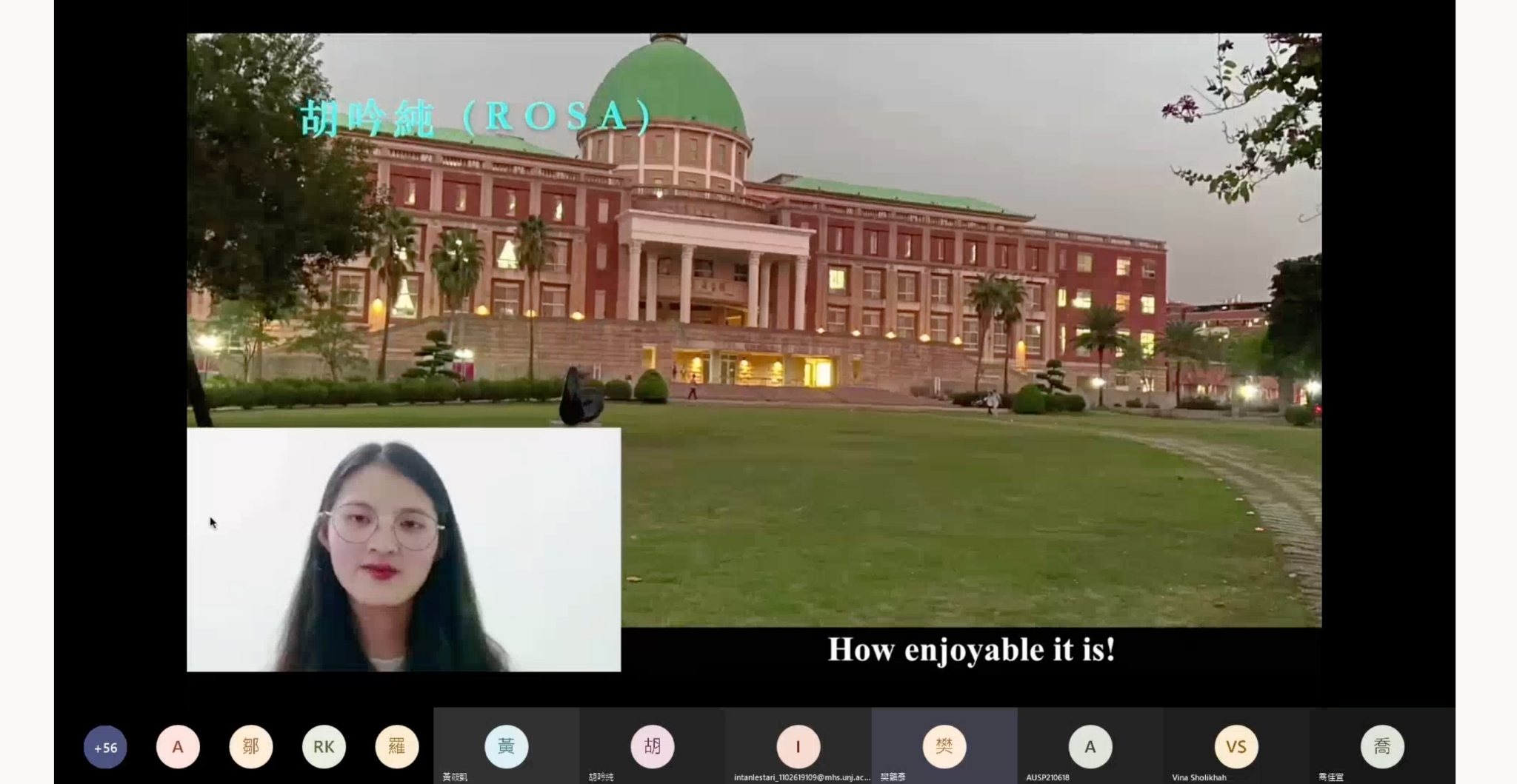 圖說：亞洲大學護理學系國際護理組學生胡吟純(Rosa)等學生拍攝影片，向國際生介紹亞洲大學校園美景。