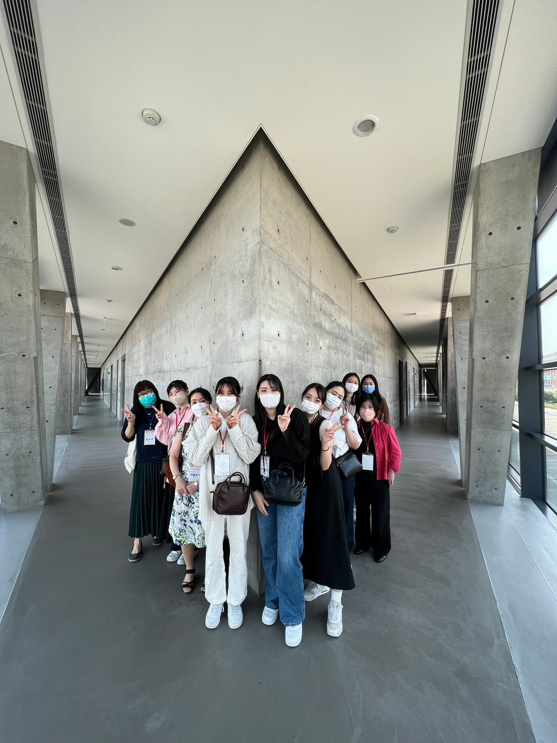 圖說：日本國際關西大學師生由學士後護理學系靖永潔老師陪同參訪亞大美術館。