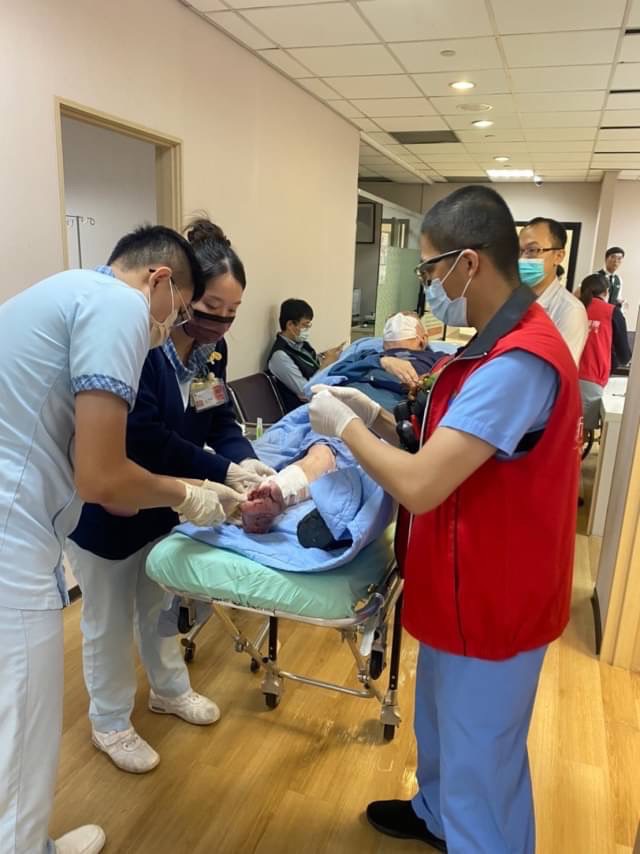 图说亚大护理学系学生于桃园国际机场医疗中心协助进行机场旅客伤口处