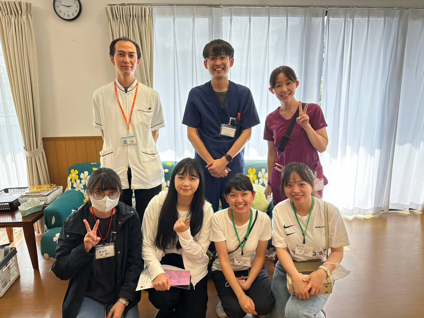 图说：亚大护理学系学生参与円行团体家屋巡诊，与药剂师(后排左)、医师(后排中)、护理师(后排右)合影。