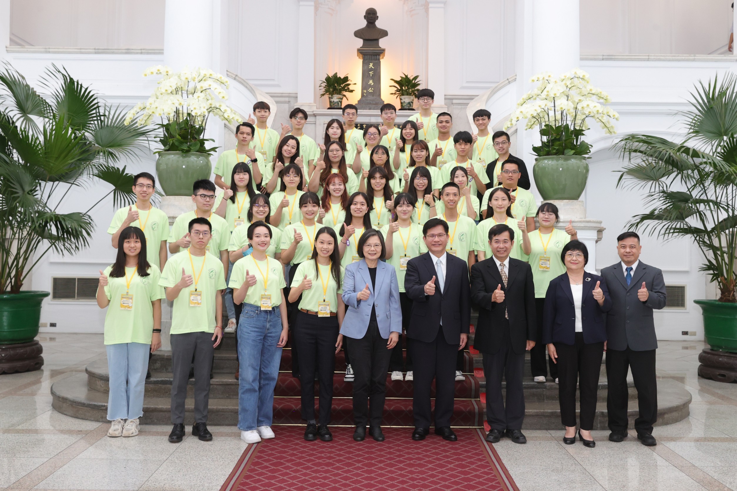 图说：第二排右二为亚洲大学护理学系韩海因同学，获邀「总统接见青年海外和平工作团志工代表」活动!!
