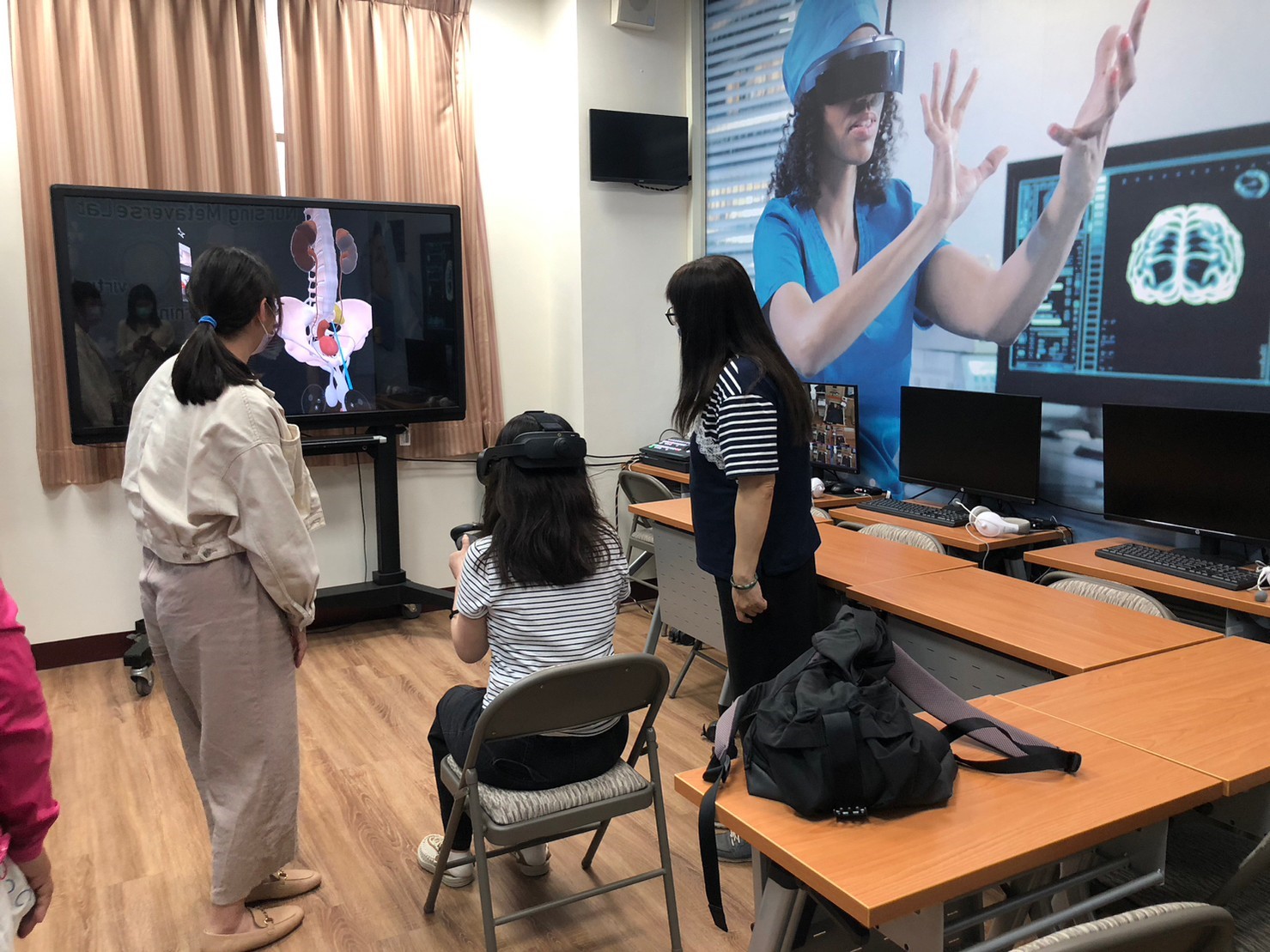 图为亚大后护系同学，学习3D互动解剖教学。