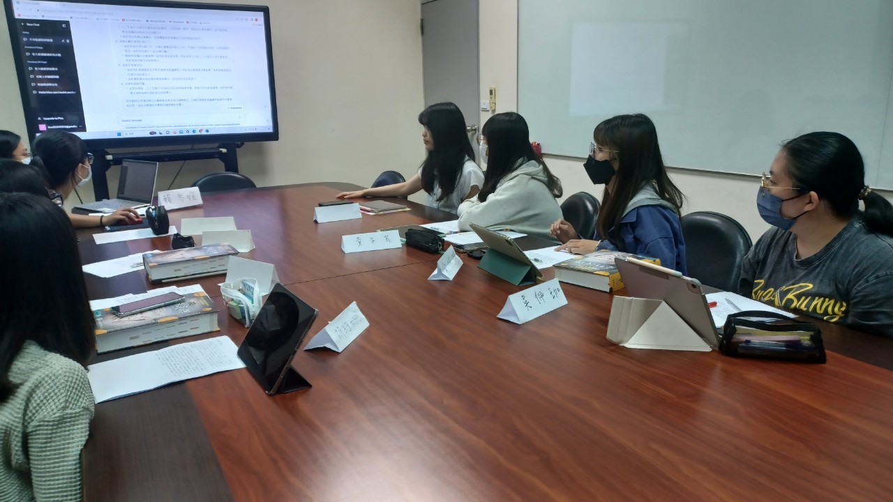 圖說：亞大護理學系學生運用ChatGPT討論PBL主、次要學習議題。