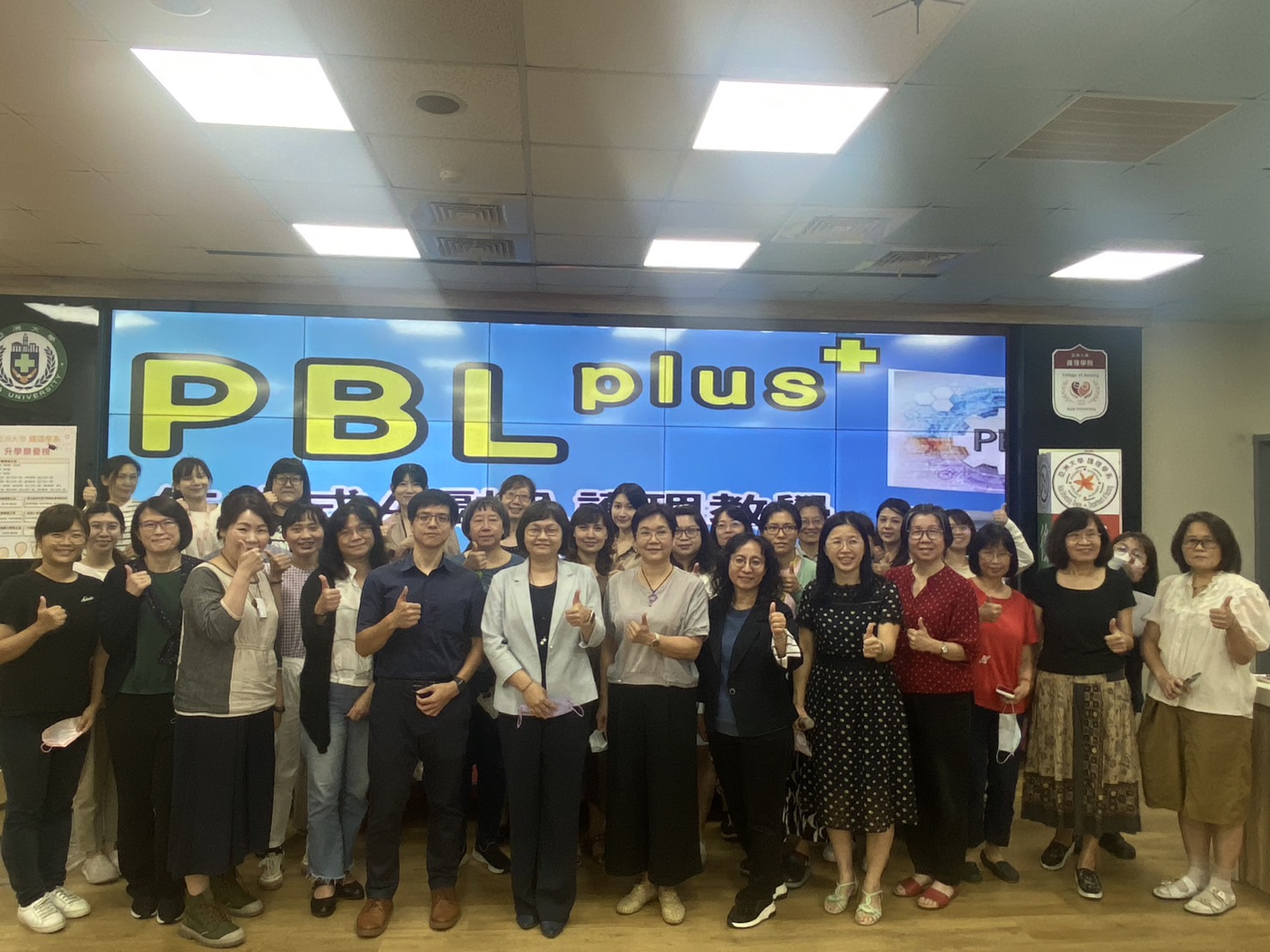 图说：亚大护理学院办理「PBL plus 生成式AI融入护理教学之共识营」，全院教师合影。