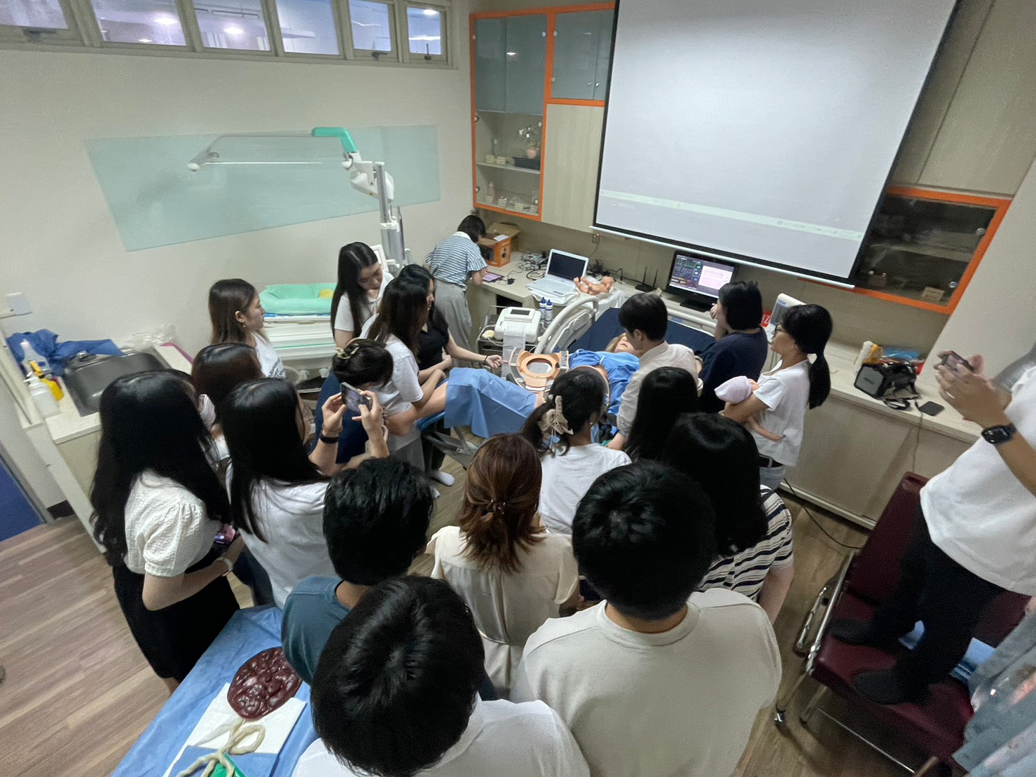新加坡南洋理工学院护理系师生于亚大护理学系乐得儿产房体验智慧高阶模拟人Victoria拟真生产完整过程