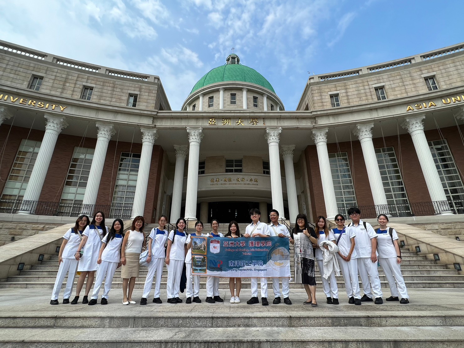 圖說：交流共學課程結束後，亞大後護系靖永潔老師與新加坡南洋理工學院護理系15位師生合影。