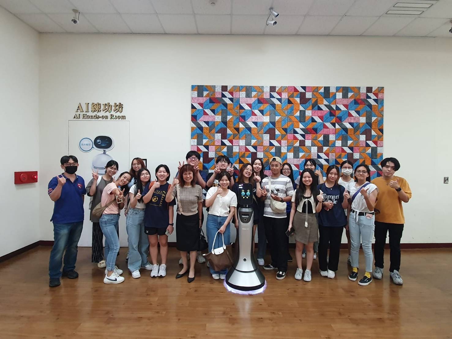 图说：新加坡南洋理工学院护理系师生参访亚洲大学图书馆AI体验坊。