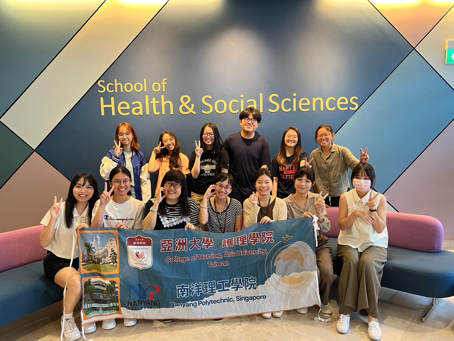 圖說：亞大護理學系學生前往新加坡南洋理工學院進行國際護理見實習。
