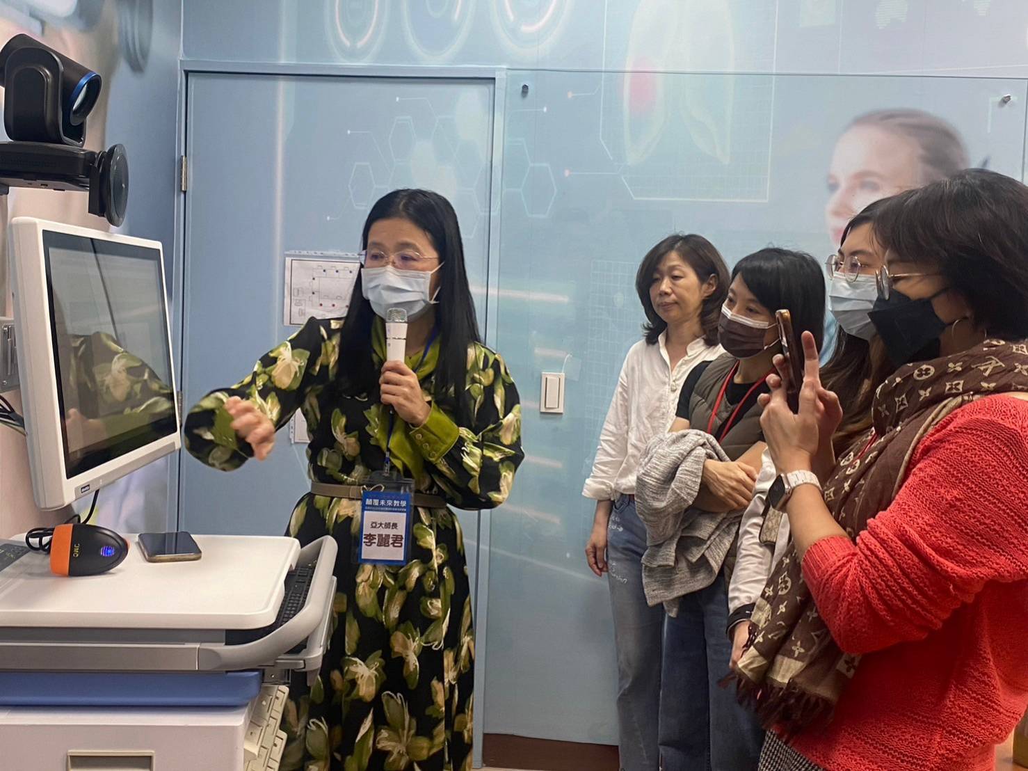 图说：学员于亚大护理学院未来护理中心体验生成式AI虚拟人在身体评估课程的运用。