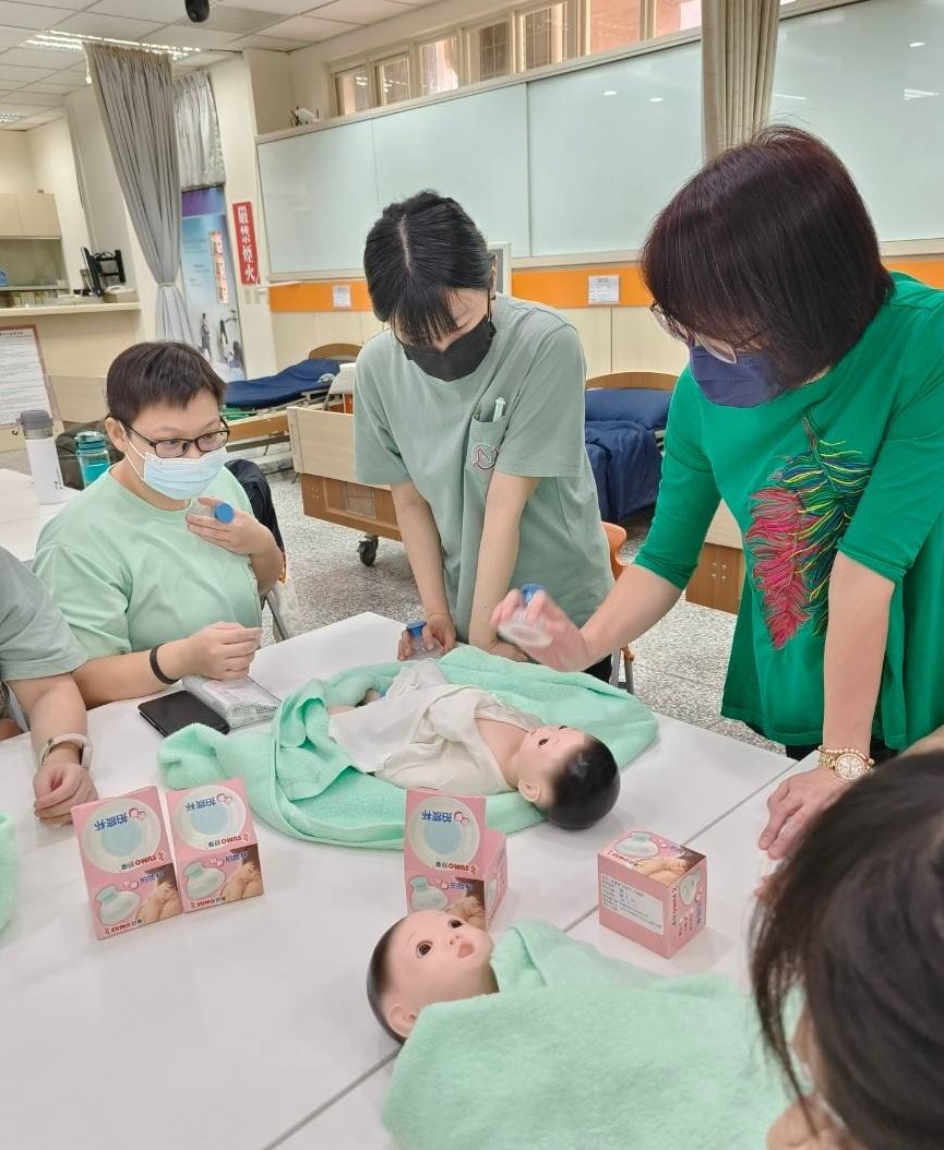圖為亞大後護系同學，在兒科護理學及實作課程，運用高階擬「真SIM baby」設備，擬真學習兒科照護的專業知能。
