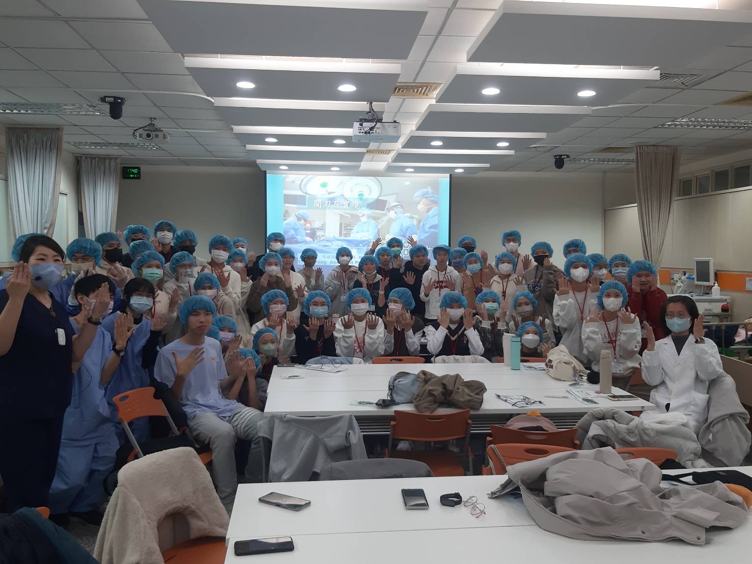 圖說：亞大護理學系彭逸稘老師(左一)帶領學員體驗手術情境，每位同學都表現的十分專業。