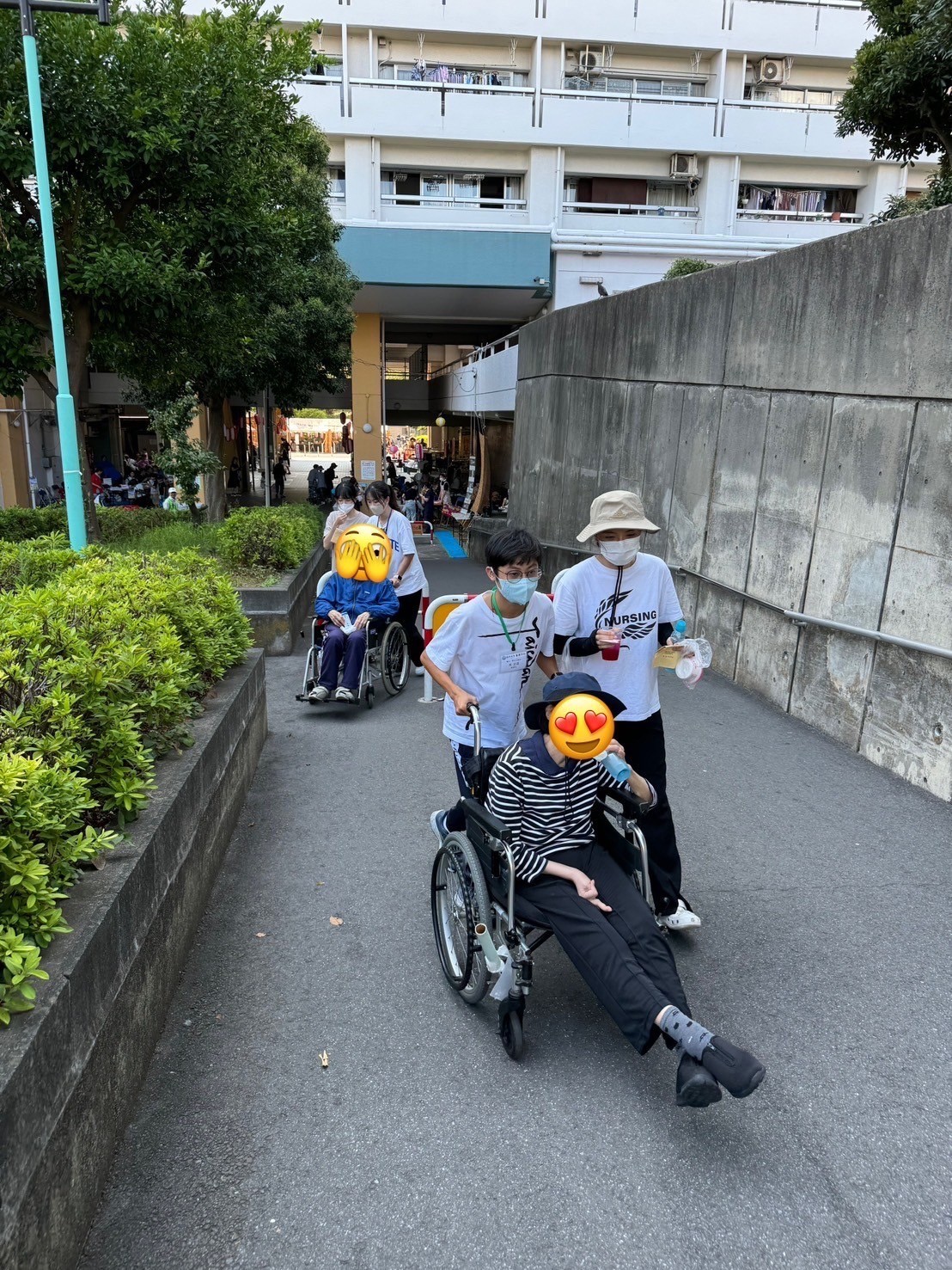 圖說：亞大護理學院學生陪伴日本長者參與戶外活動。