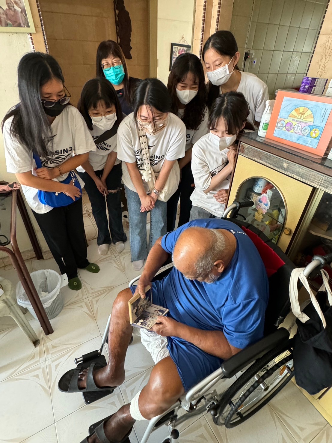 圖說：亞大護理學院學生至St. Hilda’s Community Service Center社區服務中心實習，與新加坡護理師到案家進行居家護理。