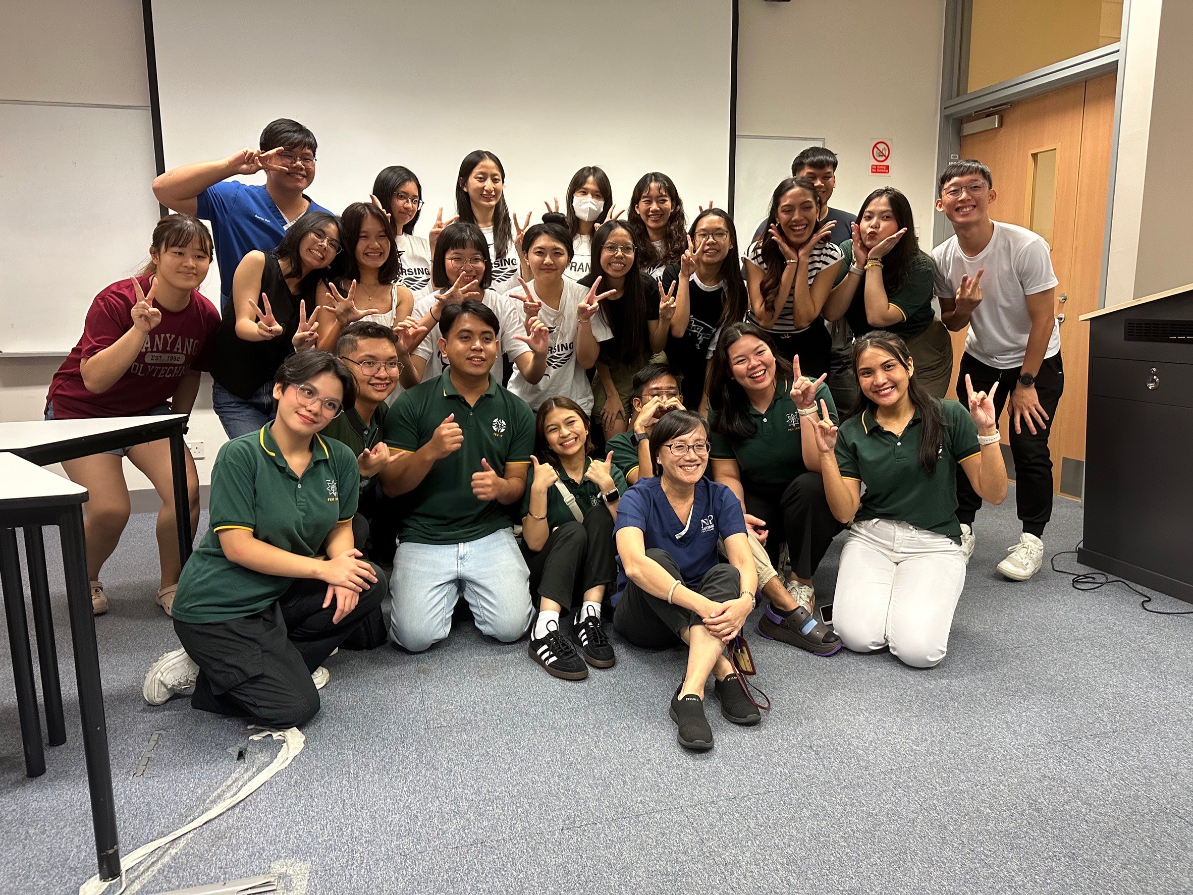 图说：亚大护理学院学生与新加坡当地学生组成Buddy学习夥伴共学。