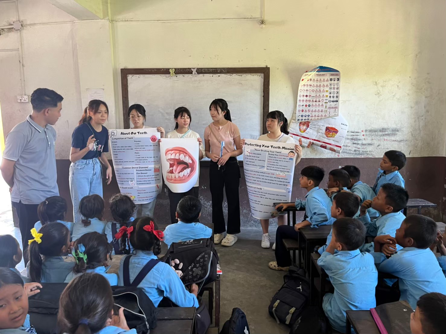 圖說：亞洲大學護理學系學生克服語言和文化隔閡，為尼泊爾國小學童衛教牙齒保健之情形。