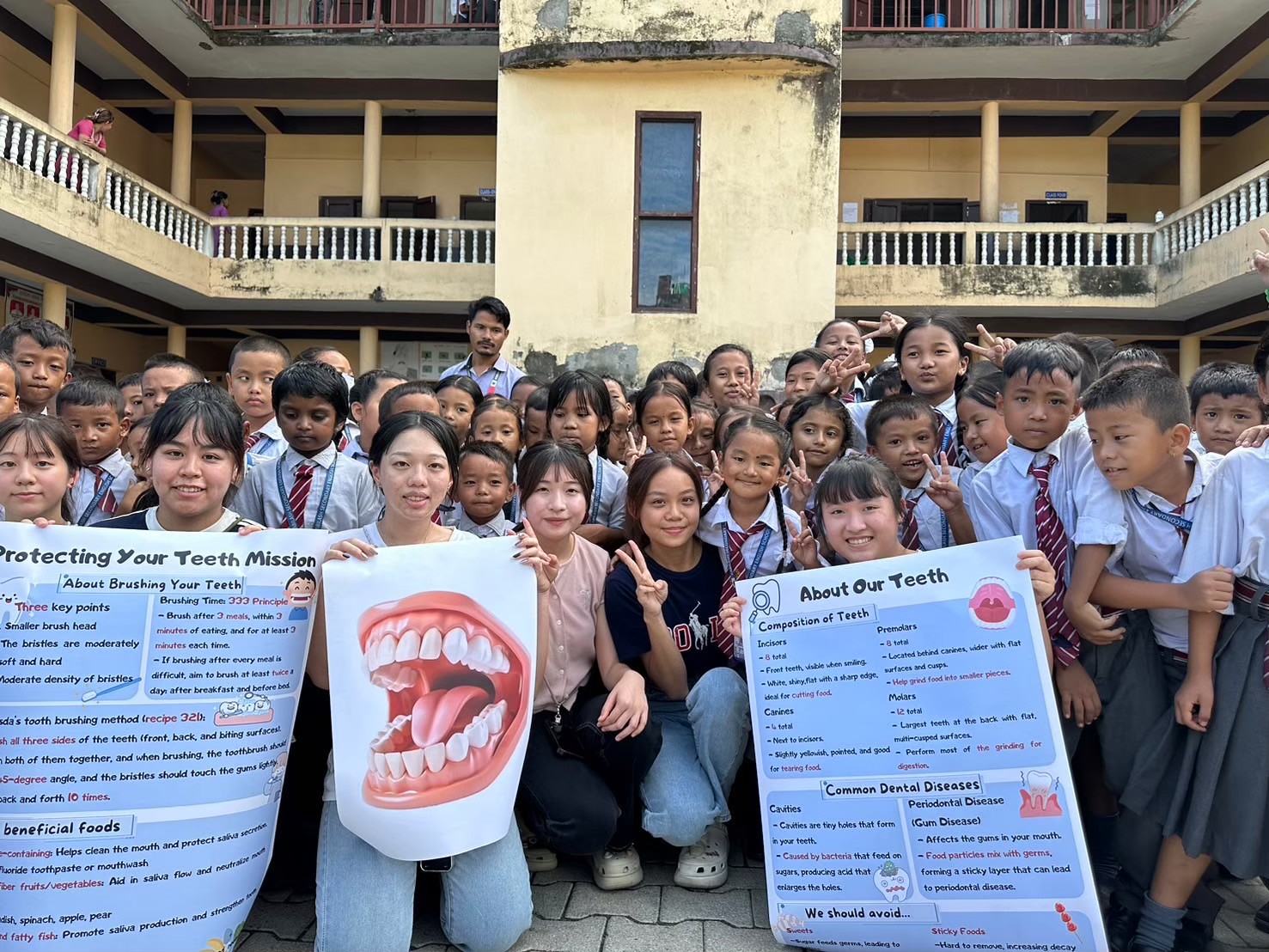 圖說：亞洲大學護理學系學生於尼泊爾山區小學衛教牙齒保健後合影。