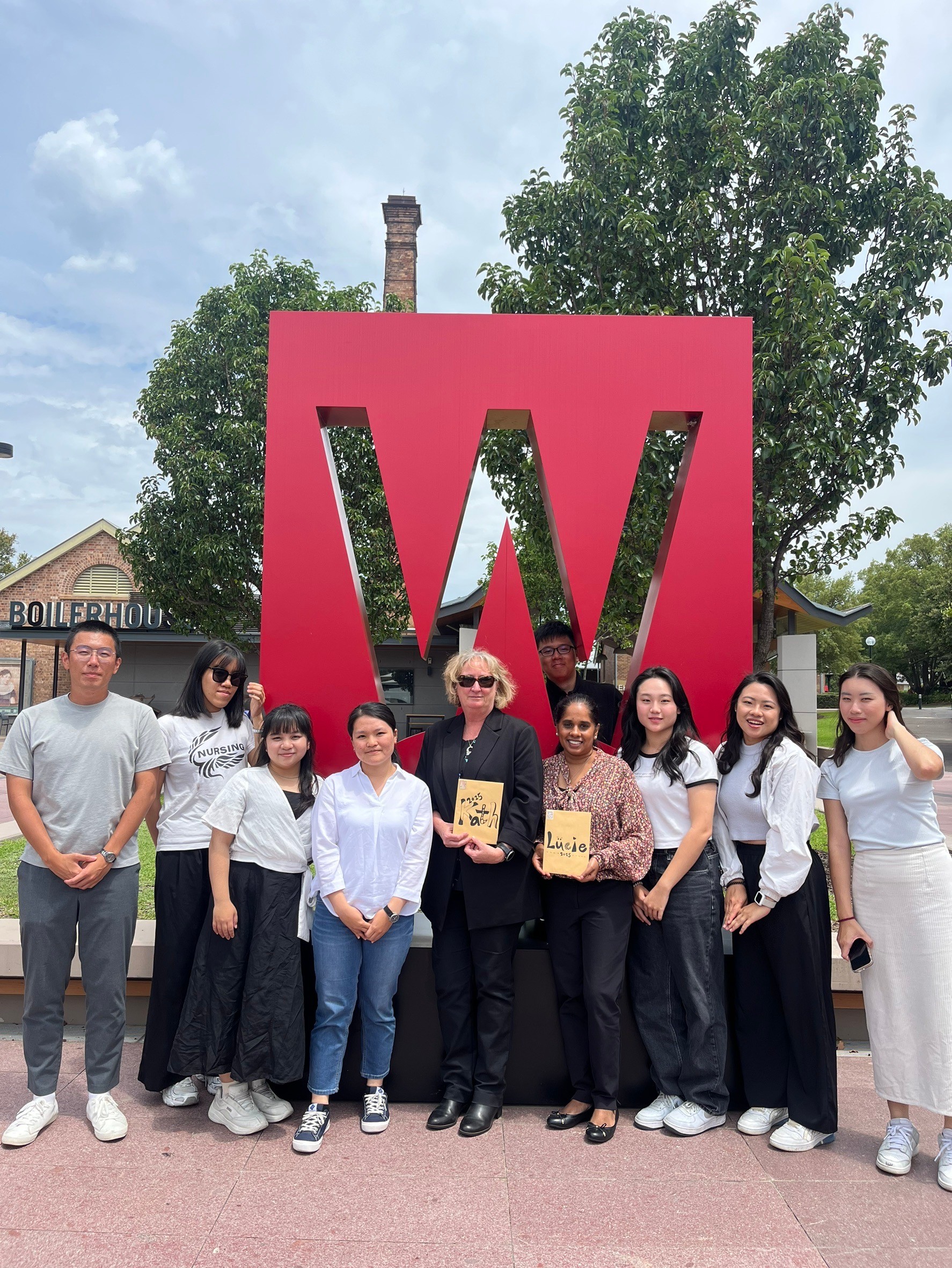 圖六、亞大護理學院同學，與澳洲西雪梨大學護理學院Professor Kath Peters(左5)、Professor Lucie Ramjan (右4)，在西雪梨大學校門口合影。