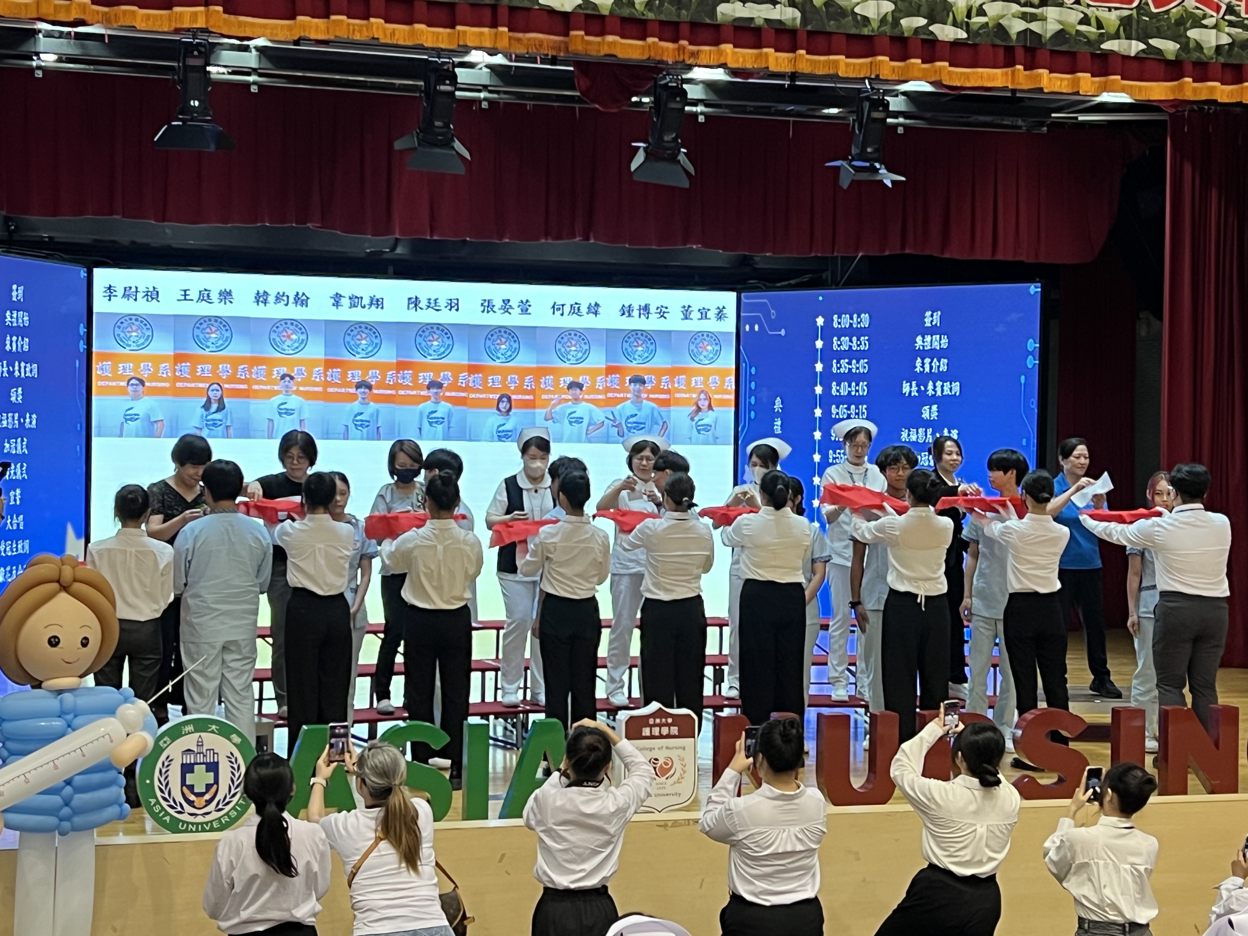 圖說：多位醫療院所護理主管與亞大護理學系師長一同為受冠生授冠，象徵傳承護理專業使命的傳承。