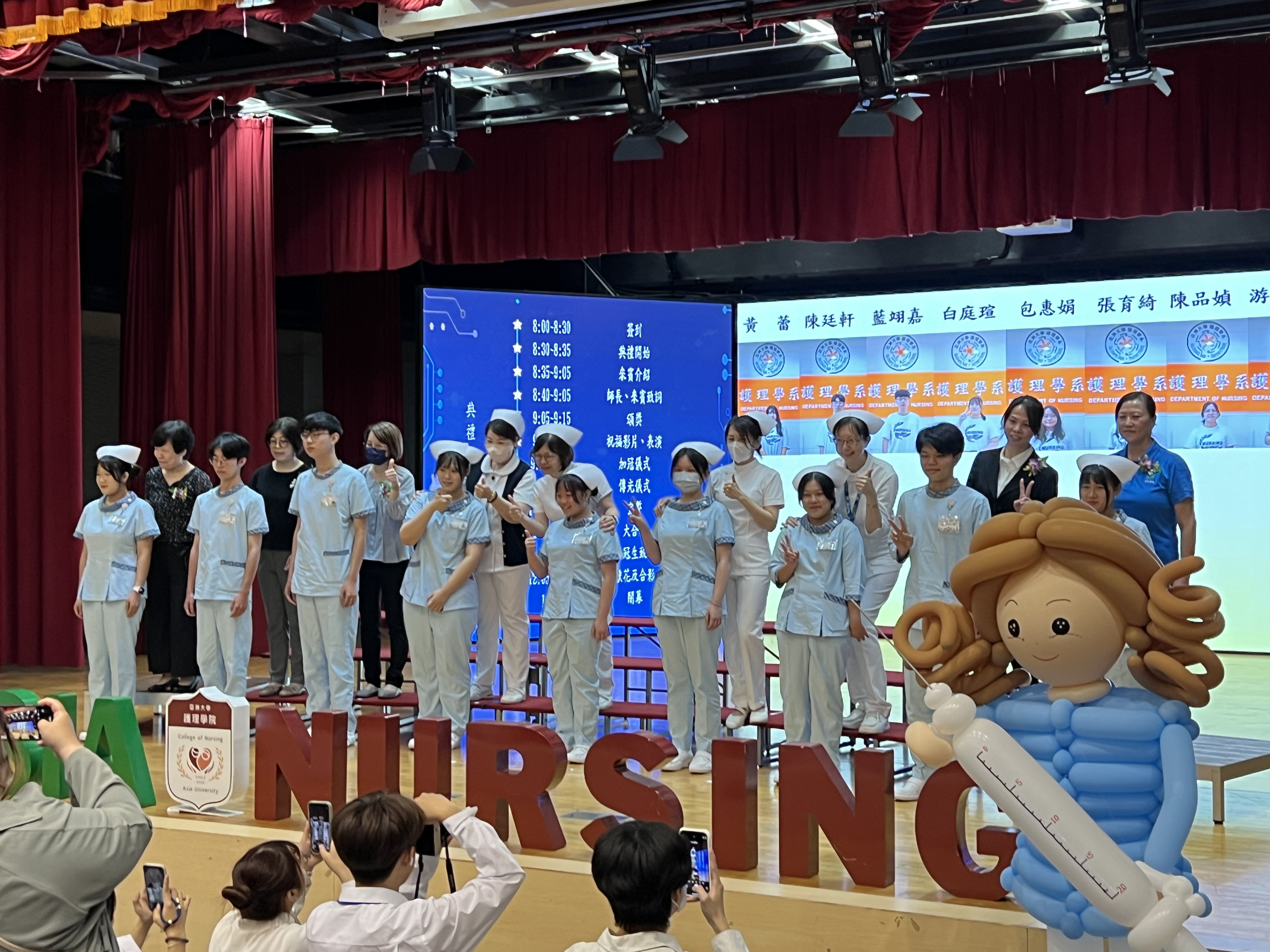 圖說：亞大護理學系師長予受冠生加冠後共同合影。