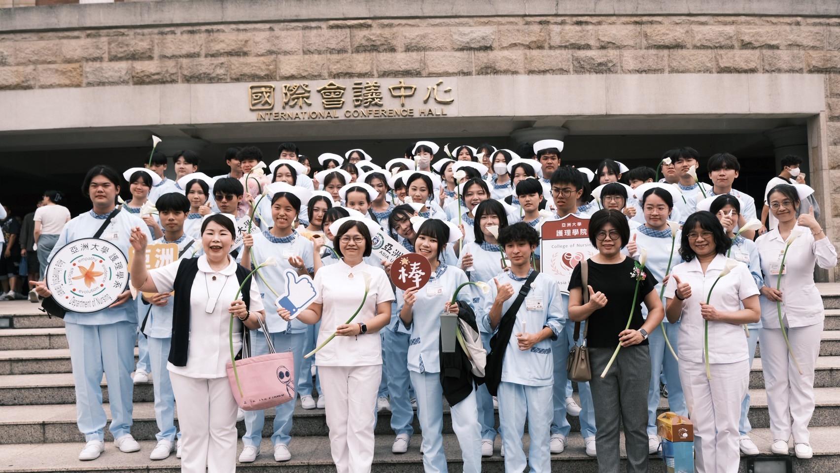 圖說：亞大護理學系學生與師長、來賓於會場外合影。