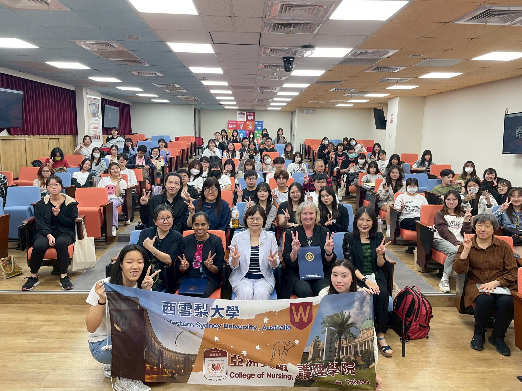 圖說：西雪梨大學護理暨助產學院Professor Kath Peters(右二)、Lucie Ramjan(左二)於亞大護理學院智慧護理講堂演講後合影。