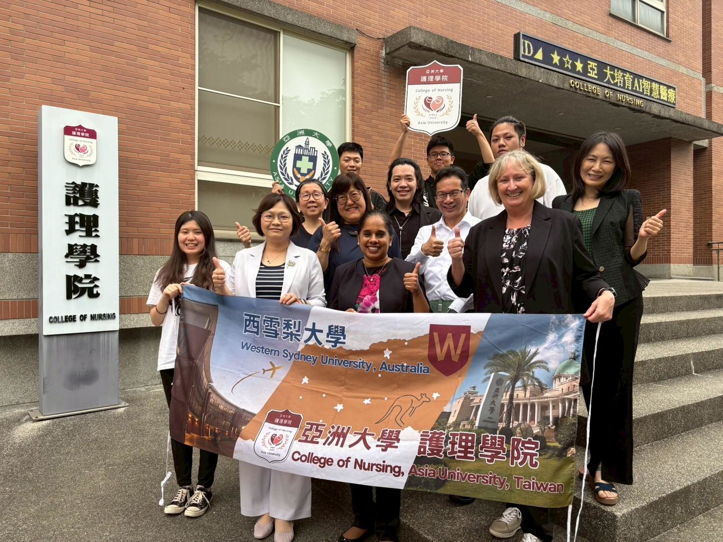 圖說：西雪梨大學護理暨助產學院Professor Kath Peters(右一)、Lucie Ramjan(右二)與亞大護理學院院長吳樺姍(左二)、亞大國際處處長歐仁和(第二排右二)及師生合影。