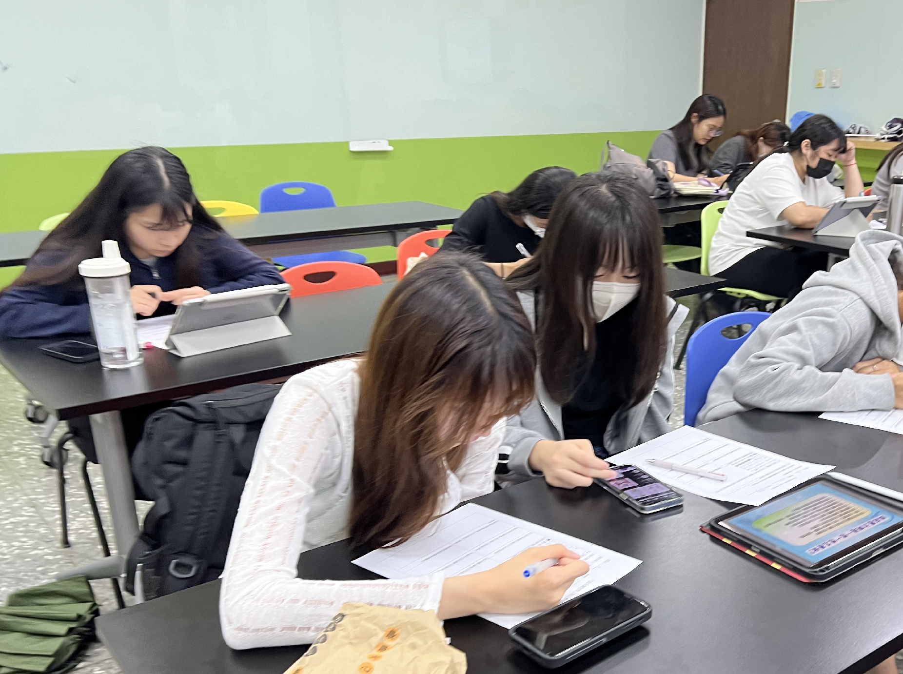 图说：亚大护理学系课程融入职辅教材及生成式AI，设计学习单及创课平台讨论题，引导学生运用Chat GPT做为纾压小夥伴。