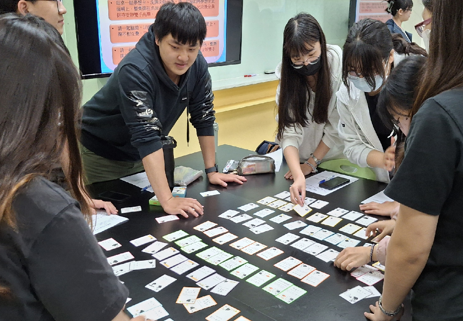 图说：亚大护理学系职涯导师洪慧容规画团体职涯辅导课程，运用职涯相关牌卡，引领学生兴趣探索及思考个人职涯方向。