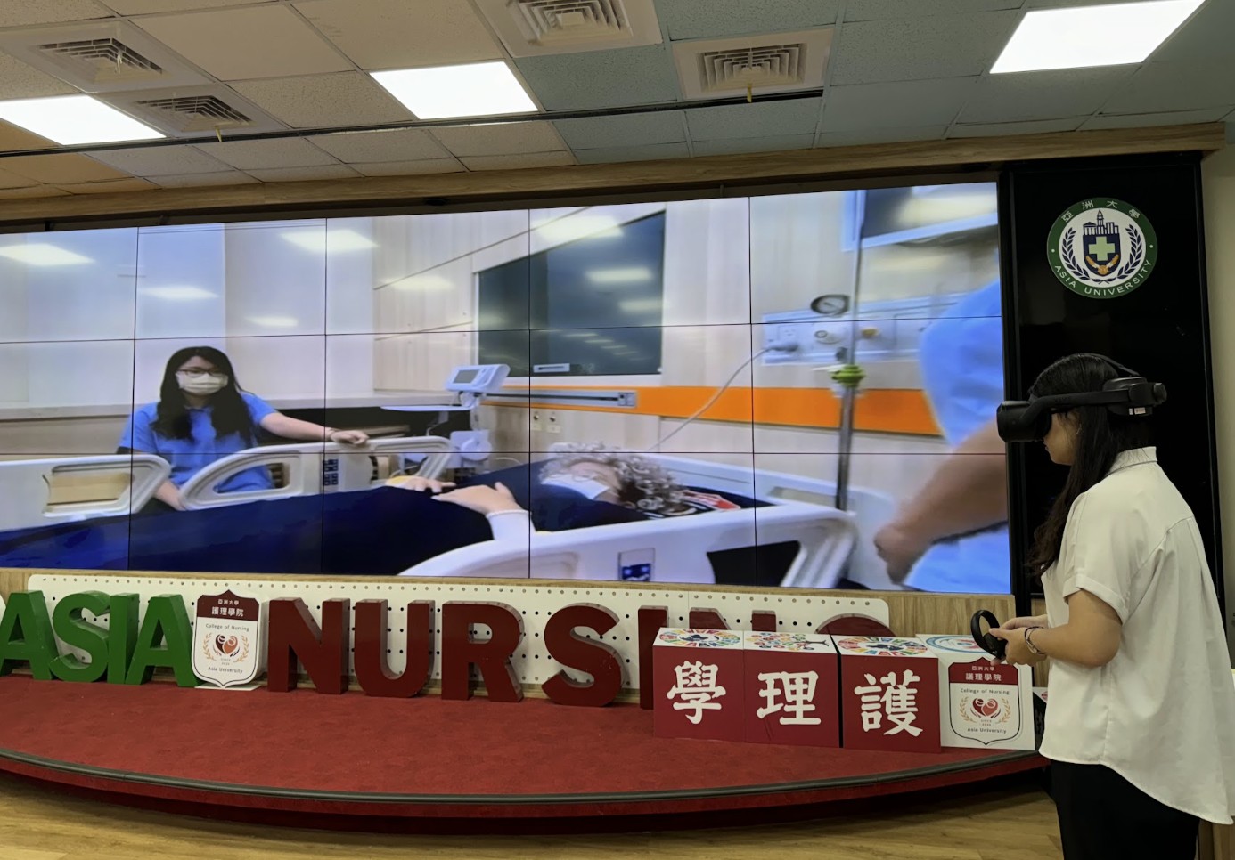 图说：亚大护理学院办理护理职涯VR教案制作工作坊，师生协作完成五部VR教材并举办竞赛。