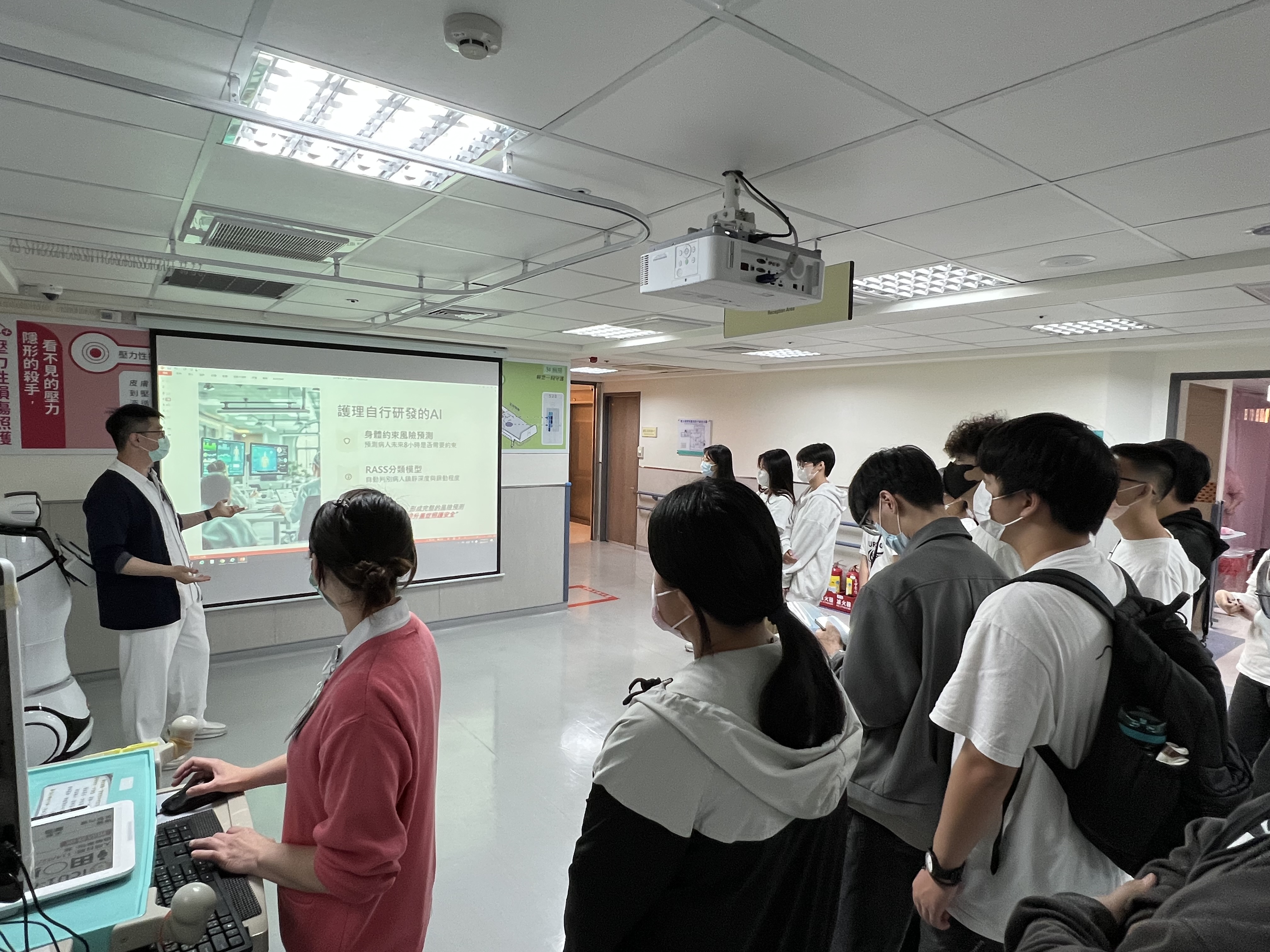 图说：职涯导师带领亚大护理学院学生至台中荣民总医院参访，资讯护理师介绍智慧病房如何导入AI科技以提升照护品质