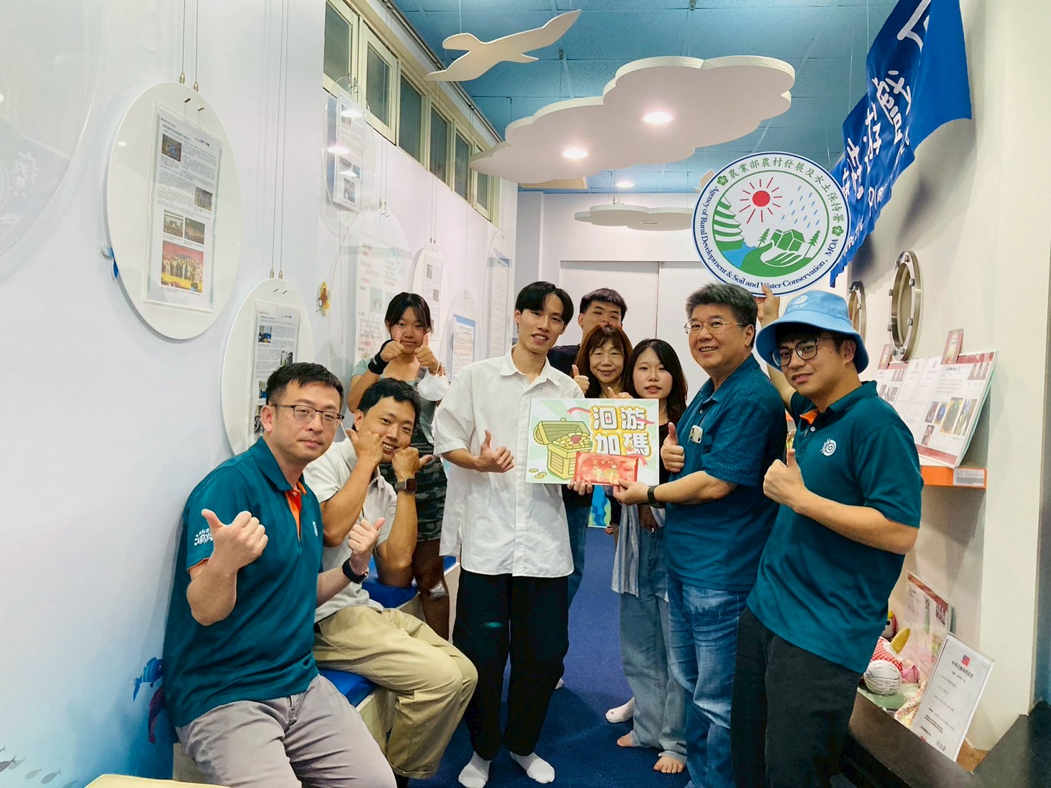 圖說：農業部農村發展及水土保持署臺中分署王志雄副分署長、分署人員與雅大護理學系駐村師生團隊合影。