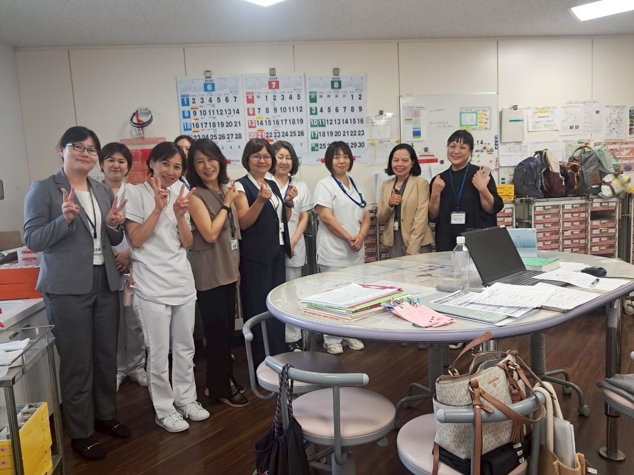 圖說：參訪伸江福址會「特別養護老人ホーム クロスハート幸・川崎」，於護理站與該機構護理人員合影。