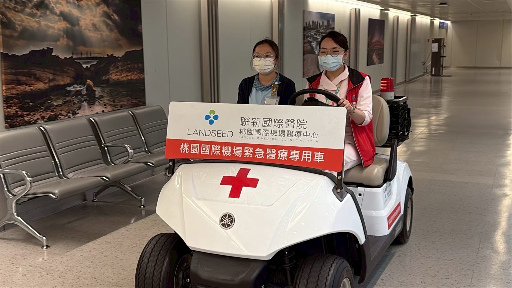 图说：亚大护理学系学生(左一)随桃机医疗中心护理师搭乘「小白车」前往急救现场，车辆快速穿梭于航厦之间，每一分每一秒都象征着对病人预后的把握。