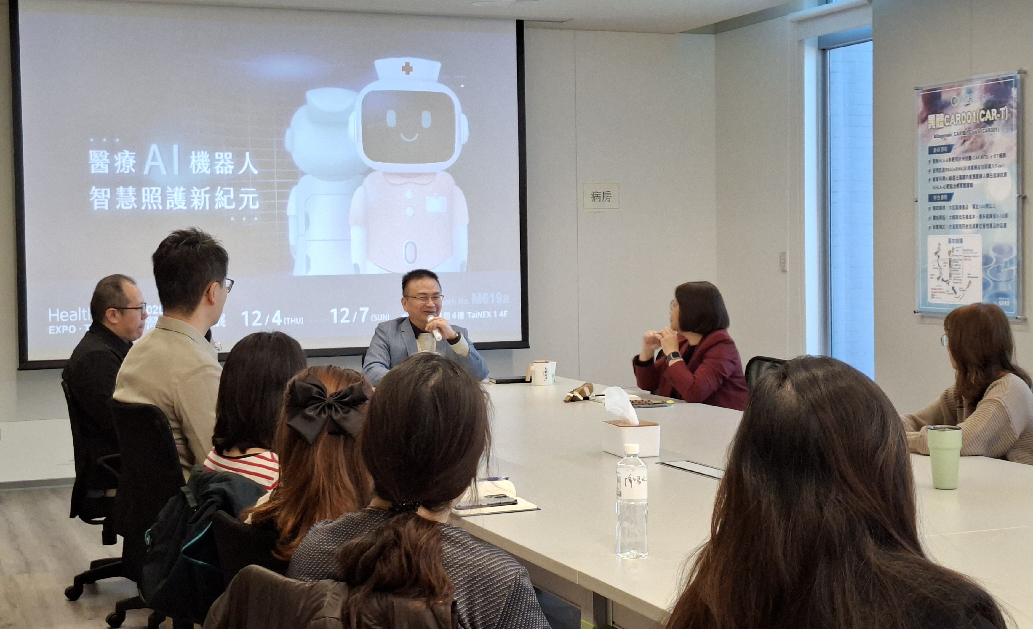 圖說:亞大護理學院吳樺姍院長(右一)帶隊與長聯科技李友錚董事長(中)所帶領的團隊進行產學合作交流。