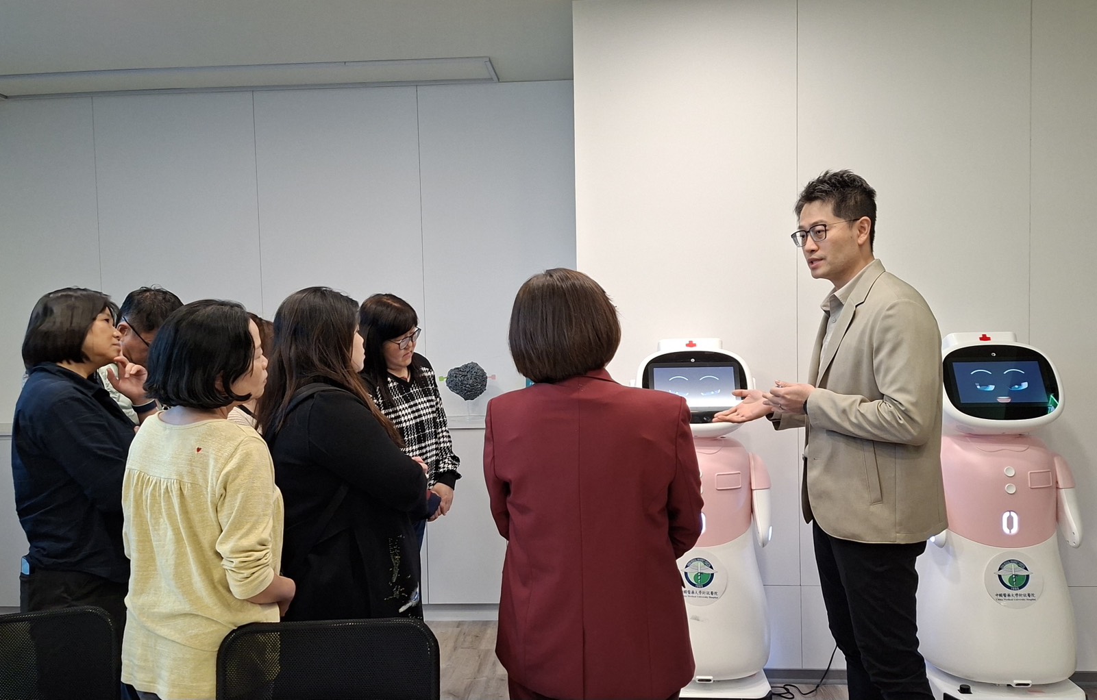 圖說:亞大護理學院師生與長聯科技團隊產學交流,共同探索「智慧人機互動」於臨床照護之未來發展。