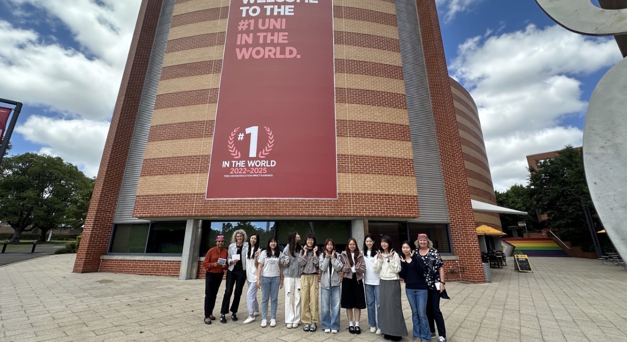 图一、9位同学与西雪梨大学护理学院professor Kath Peters、Lucie Ramjan、Rebecca Stamopoulos在Western Sydney University合影。