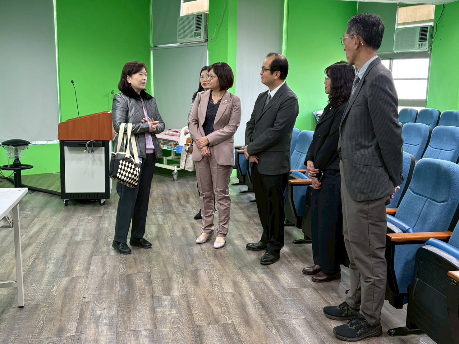 图说:仁德医专护理科主任王世丽说明未来「亚洲大学护理学系硕士学分班」学生于仁德医专校园内上课之教室设备与环境。