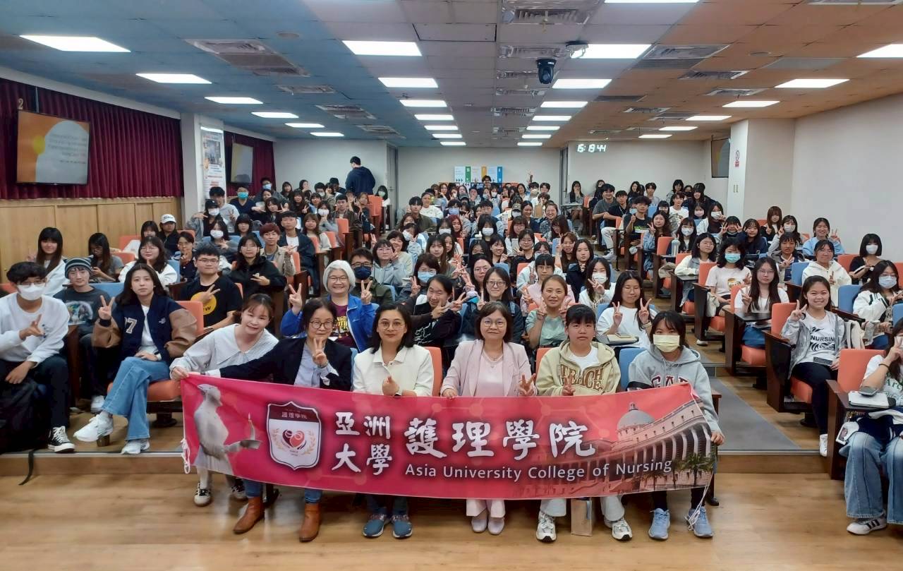 图说：UCLA Wei-Ti Chen教授(第一排左三)演讲后，与亚大护理学院院长(第一排右三)、参与师生合影。