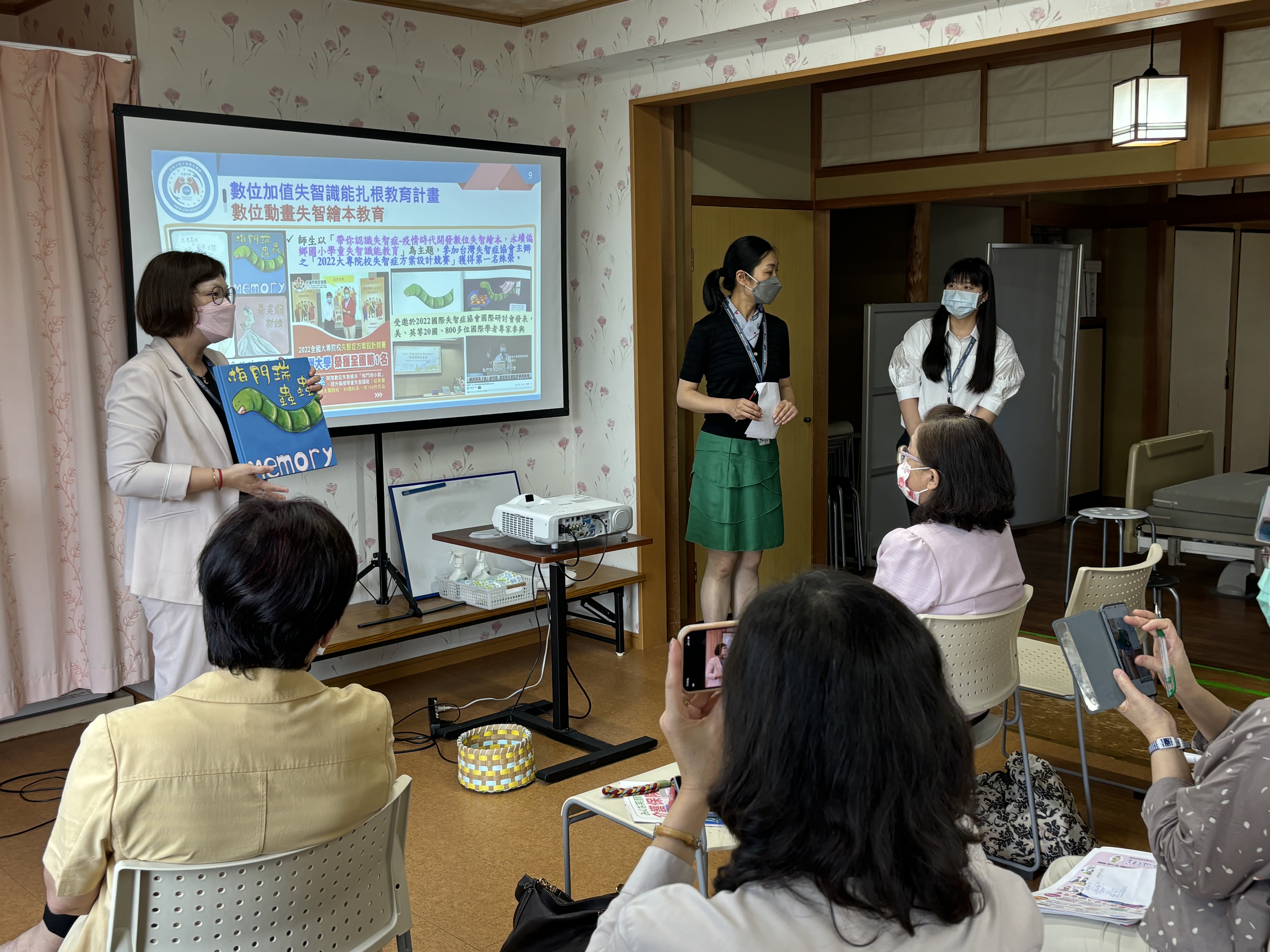 图说：亚大护理学院赴日本名古屋，展示学生开发之「生成式AI数码动画失智绘本」，获日本专业人员高度关注。