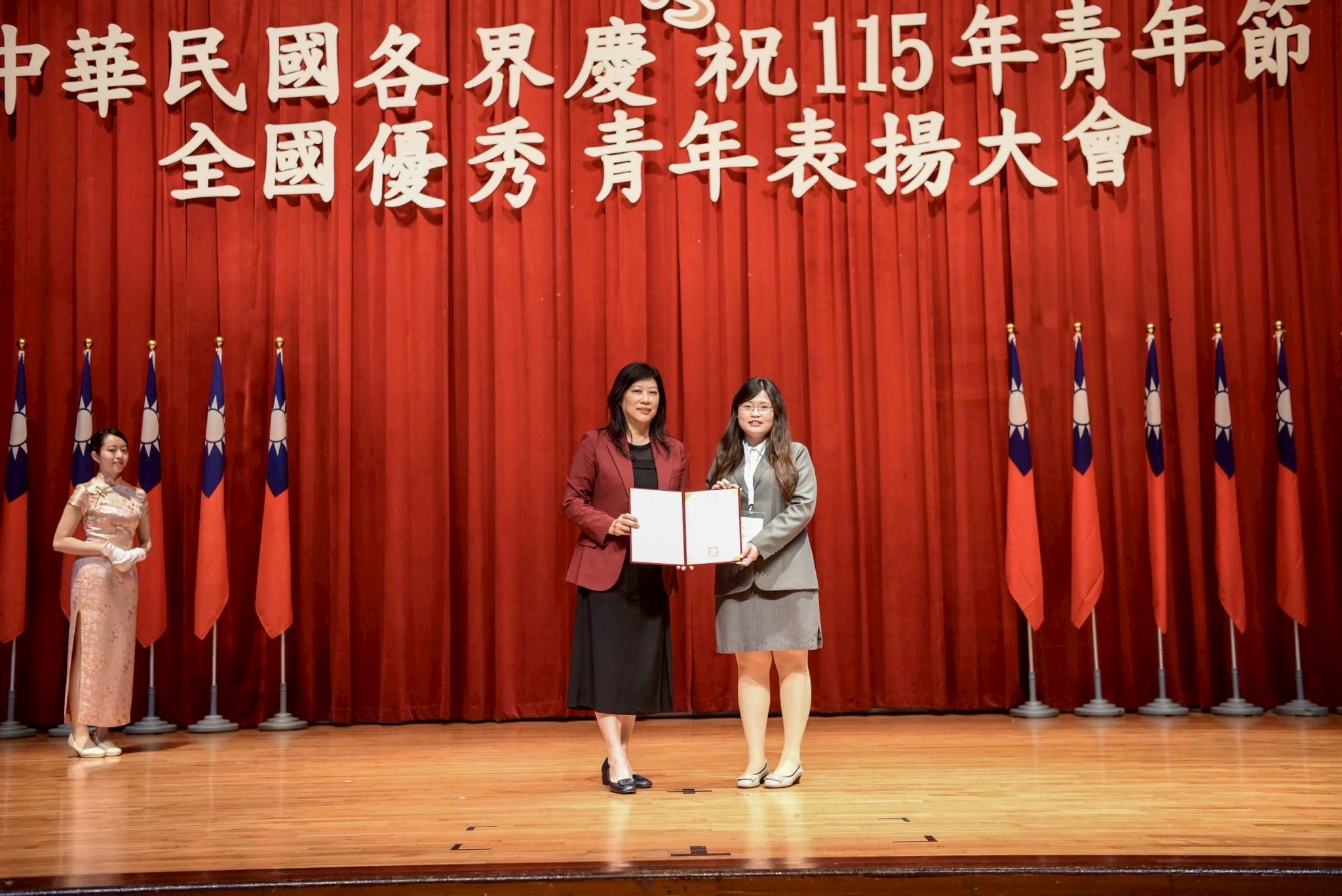 圖說：亞大護理學系大四吳欣妮同學參與115年全國優秀青年表揚大會，獲頒「全國級大專優秀青年獎」。