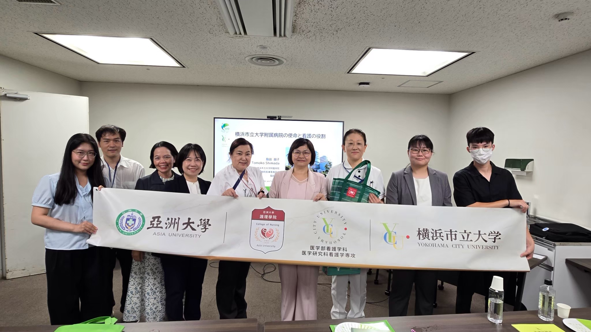 圖說：亞大護理學院吳樺姍院長(右四)率領師生參訪日本市立橫濱大學附屬醫院，並與護理部佐藤部長(右三)、督導交流。