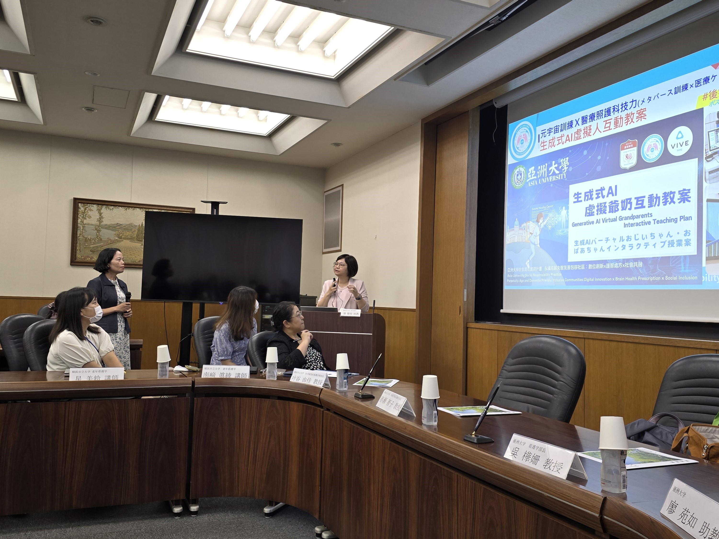 圖說：亞大護理學院長吳樺姍展示生成式AI虛擬病人融入護理教育的跨領域成果。